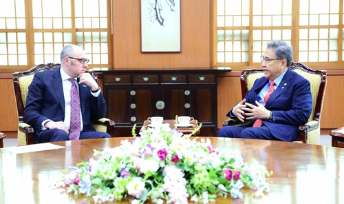 La foto, proporcionada por el Ministerio de Asuntos Exteriores surcoreano, muestra a su canciller, Park Jin (dcha.), dialogando con el viceministro de Asuntos Exteriores de Ucrania, Dmytro Senik, el 8 de junio de 2022, en su oficina, en Seúl. (Prohibida su reventa y archivo)