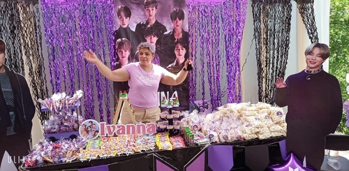 La foto, proporcionada por el grupo "Promesas Minoz ARMY", muestra una fiesta de cumpleaños para Ivanna, una fan mexicana de BTS que padece cáncer uterino. La fiesta fue organizada por el grupo, el 11 de junio de 2022 (hora local), en Puebla, México. (Prohibida su reventa y archivo)