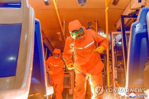 La foto, publicada, el 4 de junio de 2022, por la Agencia Central de Noticias de Corea del Norte, muestra a trabajadores sanitarios desinfectando un tren, en Pyongyang. (Uso exclusivo dentro de Corea del Sur. Prohibida su distribución parcial o total)