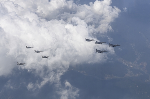 El 21 de junio de 2022, los cazas de Corea del Sur y Estados Unidos llevan a cabo un vuelo de patrulla conjunto sobre Pyeongtaek, a 70 kilómetros al sur de Seúl. (Imagen proporcionada por la Fuerza Aérea de Corea del Sur. Prohibida su reventa y archivo)