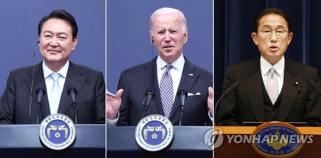 Las imágenes muestran (de izda. a dcha.) al presidente surcoreano, Yoon Suk-yeol, su homólogo estadounidense, Joe Biden, y el primer ministro japonés, Fumio Kishida.