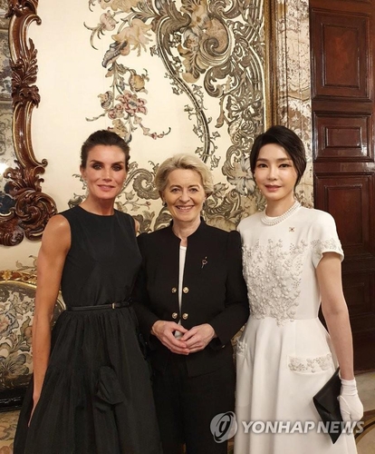 La foto, proporcionada por la oficina presidencial de Corea del Sur, muestra a la primera dama surcoreana, Kim Keon-hee (dcha.), posando para una foto con la presidenta de la Comisión Europea, Ursula Gertrud von der Leyen (centro), y la reina de España, Letizia Ortiz Rocasolano, durante una cena de gala organizada por los reyes españoles, el 28 de junio de 2022 (hora local), en el Palacio Real de Madrid, en la capital española. (Prohibida su reventa y archivo)