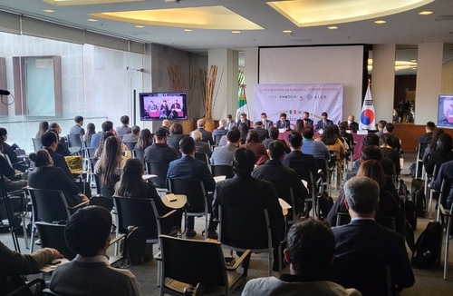La foto, proporcionada por la Embajada de Corea del Sur ante México, muestra un taller para ampliar la cooperación aeroespacial entre Corea del Sur y México celebrado, el 29 de junio de 2022 (hora local), en Ciudad de México. (Prohibida su reventa y archivo)