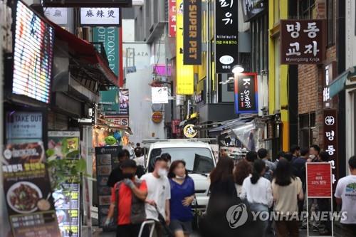 El barrio comercial de Myeongdong se muestra lleno de personas, el 29 de junio de 2022, en Seúl.