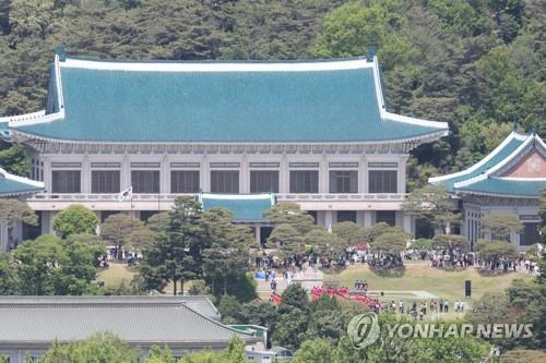 Las personas miran alrededor del antiguo complejo presidencial, Cheong Wa Dae, en Seúl, el 10 de mayo de 2022, el día que el recinto abrió sus puertas al público, tras la investidura del actual presidente, Yoon Suk-yeol. (Fotografía del cuerpo de prensa. Prohibida su reventa y archivo)