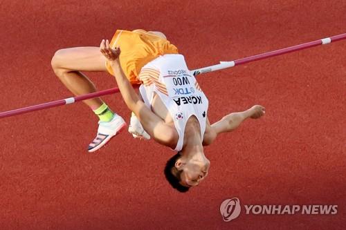 La foto, proporcionada por la EPA, muestra al surcoreano Woo Sang-hyeok compitiendo en la final de salto de altura masculino en el Campeonato Mundial de Atletismo, el 18 de julio de 2022, en el estadio Hayward Field, en Eugene, en el estado estadounidense de Oregon. (Prohibida su reventa y archivo)