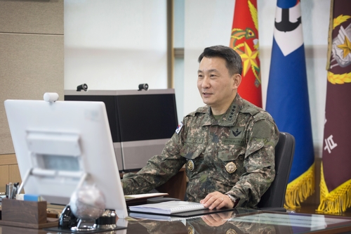 En esta foto, proporcionada el 3 de agosto de 2022, por el Estado Mayor Conjunto de Corea del Sur, se muestra a su jefe, el general Kim Seung-kyum, sosteniendo una videoconferencia con su homólogo estadounidense, el general Mark A. Milley, en Seúl. (Prohibida su reventa y archivo)