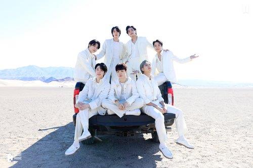 En la imagen de archivo, capturada de la cuenta oficial de Twitter de BTS, se muestra a la banda masculina de música K-pop posando para la cámara. (Prohibida su reventa y archivo)