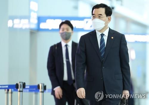 El ministro de Comercio, Industria y Energía surcoreano, Lee Chang-yang (dcha.), llega al Aeropuerto Internacional de Incheon, al oeste de Seúl, el 20 de septiembre de 2022, para partir a EE. UU. a fin de discutir la Ley de Reducción de la Inflación y otros asuntos pendientes con funcionarios estadounidenses.
