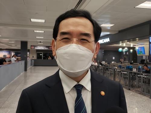 El ministro de Comercio, Industria y Energía surcoreano, Lee Chang-yang, habla a los periodistas después de llegar, el 20 de septiembre de 2022 (hora local), al Aeropuerto Internacional de Washington-Dulles, en Virginia.