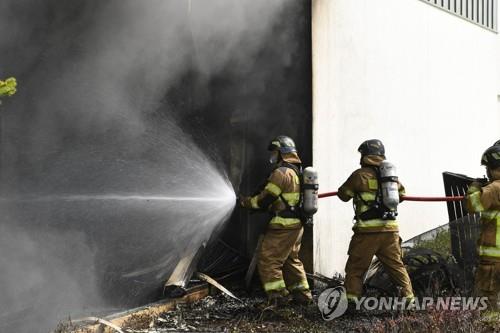 La foto, proporcionada por el departamento de bomberos, muestra a unos bomberos utilizando un cañón de agua, el 26 de septiembre de 2022, en el centro comercial Hyundai Premium Outlet, en Daejeon, a 160 kilómetros al sur de Seúl.
