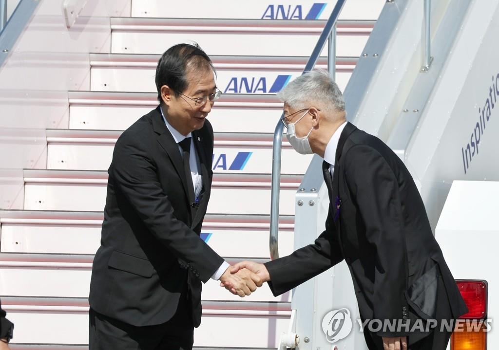 (AMPLIACIÓN) El PM surcoreano ofrece sus condolencias en el funeral de Estado de Abe
