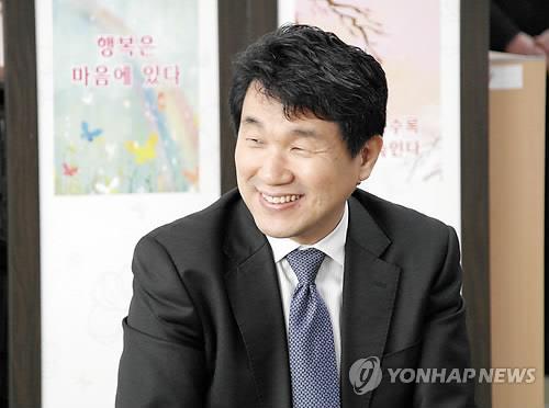La fotografía de archivo, sin fechar, muestra al nominado a ministro de Educación, Lee Ju-ho.