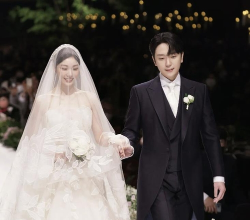 La foto, capturada de una cuenta de medios sociales de la ex patinadora artística surcoreana Kim Yu-na, muestra a Kim (izda.) y el cantante de música clásica surcoreano Ko Woo-rim durante su boda, celebrada el 22 de octubre de 2022, en Seúl. (Prohibida su reventa y archivo)