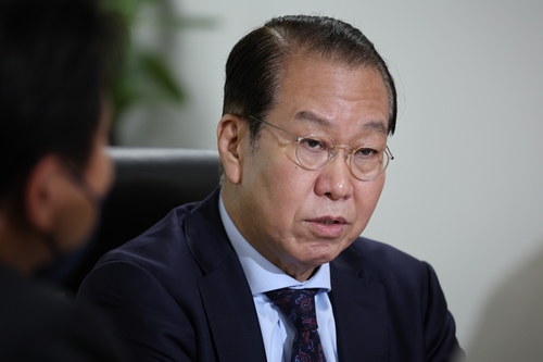 El ministro de Unificación, Kwon Young-se, el funcionario clave de Corea del Sur para las relaciones intercoreanas, habla, el 16 de noviembre de 2022, durante una entrevista con la Agencia de Noticias Yonhap.