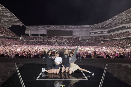 La foto, proporcionada por YG Entertainment, muestra a la popular banda femenina de K-pop BLACKPINK, posando para una fotografía en un concierto final de su gira por América del Norte, celebrado, el 20 de noviembre de 2022 (hora local), en el estadio Banc of California, en Los Ángeles, EE. UU. (Prohibida su reventa y archivo) 