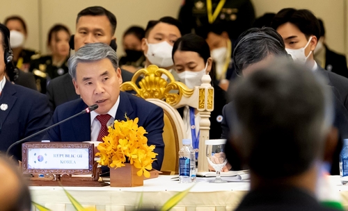 La foto, proporcionada, el 24 de noviembre de 2022, por el Ministerio de Defensa de Corea del Sur, muestra a su ministro, Lee Jong-sup, hablando, el día previo, durante una sesión principal de la 9ª Reunión Ampliada de Ministros de Defensa de la Asociación de Naciones del Sudeste Asiático, celebrada en la ciudad de Siem Riep, en el noroeste de Camboya. (Prohibida su reventa y archivo)