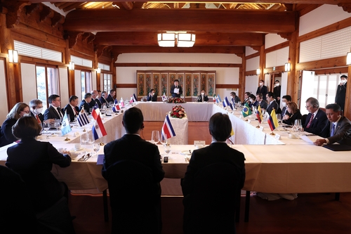 En la imagen, proporcionada, el 25 de noviembre de 2022, por la Asamblea Nacional, se muestra un almuerzo de negocios del líder parlamentario surcoreano, Kim Jin-pyo (centro al fondo), con los embajadores de 17 países de Latinoamérica ante Corea del Sur. (Prohibida su reventa y archivo)