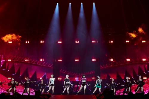 En la imagen, proporcionada por YG Entertainment, se muestra a BLACKPINK durante un concierto celebrado en Londres. (Prohibida su reventa y archivo)