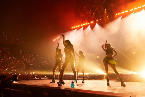 La foto, proporcionada por YG Entertainment, muestra a BLACKPINK durante su concierto en París, celebrado, el 11 y 12 de diciembre (hora local), en el Accor Arena, en la capital francesa. (Prohibida su reventa y archivo)