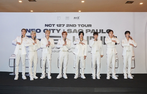 La foto, proporcionada, el 20 de enero de 2023, por SM Entertainment, muestra al grupo masculino de K-pop NCT 127, posando para una fotografía, el 18 de enero (hora local), antes de realizar su primer concierto exclusivo en Brasil. (Prohibida su reventa y archivo) 