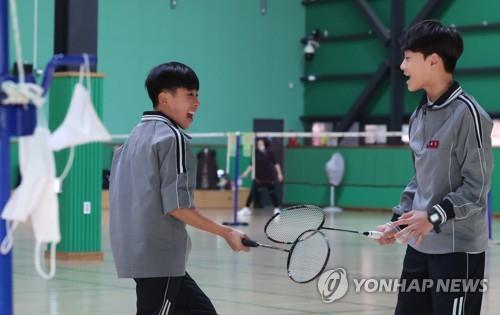 Los estudiantes juegan al bádminton sin mascarillas, en un centro deportivo, en Seúl, el 30 de enero de 2023, a medida que el Gobierno retiró el mandato del uso obligatorio de mascarillas en la mayoría de las instalaciones públicas.