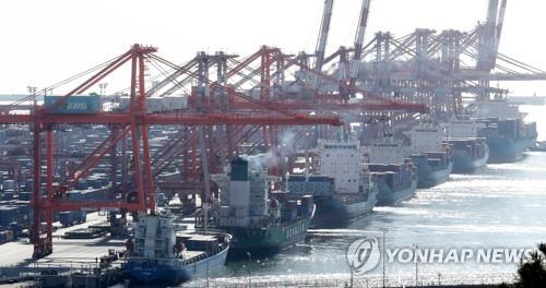 La foto de archivo, tomada el 10 de enero de 2023, muestra contenedores apilados en un puerto de la ciudad suroriental de Busan, en Corea del Sur.