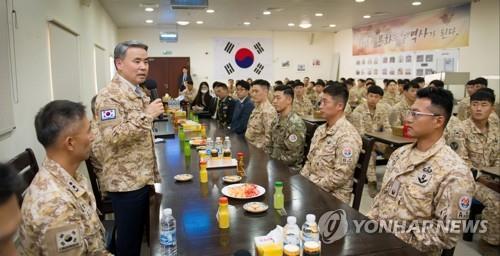 El ministro de Defensa visita una unidad surcoreana en los EAU