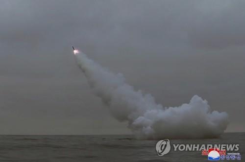 La foto, publicada, el 13 de marzo de 2023, por la Agencia Central de Noticias de Corea del Norte, muestra el disparo de dos "misiles de crucero estratégicos" desde un submarino en aguas frente a la costa oriental, realizado el día anterior. (Uso exclusivo dentro de Corea del Sur. Prohibida su distribución parcial o total)