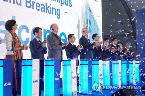 La foto, proporcionada por el Gobierno provincial de Gyeonggi, muestra una ceremonia de colocación de la primera piedra para una nueva instalación del fabricante neerlandés de equipos para semiconductores ASML Holding N.V., el 16 de noviembre de 2022, en la ciudad de Hwaseong, alrededor de 40 kilómetros al sur de Seúl. (Prohibida su reventa y archivo)