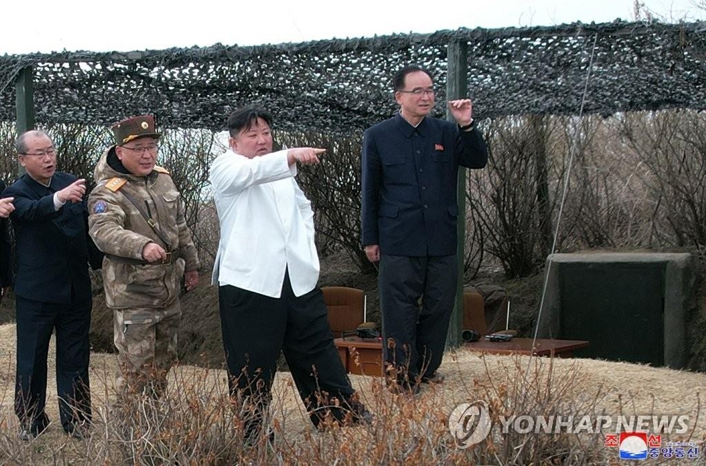 La fotografía, sin fechar, proporcionada por la Agencia Central de Noticias de Corea del Norte, muestra al líder norcoreano, Kim Jong-un (segundo por la dcha.), guiando una prueba submarina de una nueva arma nuclear estratégica y un ejercicio de misiles de crucero. Según la agencia, la Comisión Militar Central del Partido de los Trabajadores de Corea del Norte ordenó los ejercicios, del 21 al 23 de marzo de 2023. (Uso exclusivo dentro de Corea del Sur. Prohibida su distribución parcial o total) 