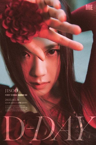 La imagen, proporcionada por YG Entertainment, muestra a Jisoo, del grupo femenino de K-pop BLACKPINK, en un póster promocional que indica el día del lanzamiento -el 31 de marzo de 2023- de su álbum de debut en solitario, "Me". (Prohibida su reventa y archivo)