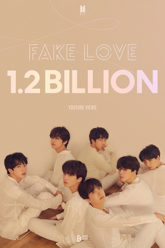 La imagen, proporcionada por Big Hit Music, muestra un póster para conmemorar los 1.200 millones de visualizaciones en YouTube del videoclip de "Fake Love", de BTS. (Prohibida su reventa y archivo)