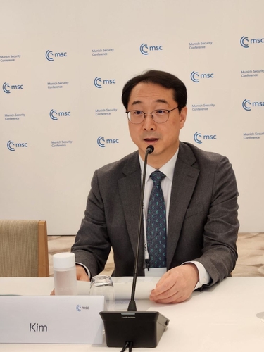 En la foto, proporcionada por el Ministerio de Asuntos Exteriores de Corea del Sur, se muestra al jefe negociador nuclear surcoreano, Kim Gunn, el 15 de mayo de 2023 (hora local), hablando en una sesión de la Reunión de Líderes de Múnich en Tokio, Japón. (Prohibida su reventa y archivo) 