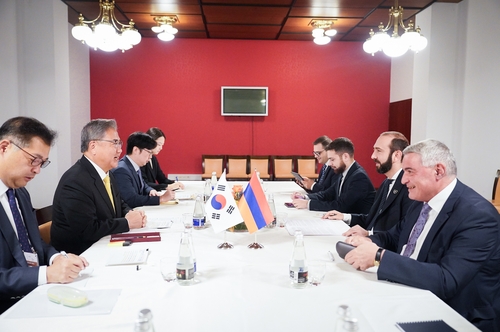 En esta foto, proporcionada por el Ministerio de Asuntos Exteriores de Corea del Sur, se muestra a su ministro, Park Jin (2º por la izda.), sosteniendo diálogos, el 28 de agosto de 2023 (hora local), con su homólogo armenio, Ararat Mirzoyan (2º por la dcha.), en Eslovenia. (Prohibida su reventa y archivo)