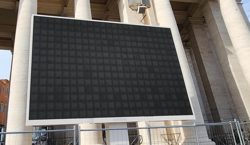 La foto, tomada el 13 de septiembre de 2023, muestra el logotipo de Samsung Electronics Co. impreso en el color gris claro, en la parte inferior de la pantalla led, en la plaza San Pedro, en el Vaticano.