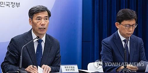 Park Ku-yeon (izda.), primer vicejefe de la Oficina de Coordinación de Políticas Gubernamentales de Corea del Sur, habla, el 14 de septiembre de 2023, durante una conferencia de prensa diaria sobre el tema de Fukushima, en Seúl.