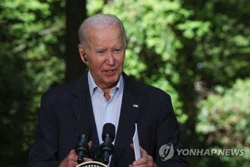 La imagen de archivo, tomada el 18 de agosto de 2023 (hora local), muestra al presidente de Estados Unidos, Joe Biden, hablando durante una conferencia de prensa conjunta con sus homólogos de Corea del Sur y Japón, Yoon Suk Yeol y Fumio Kishida, respectivamente, en Camp David, EE. UU. 