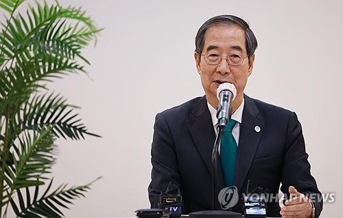 El primer ministro surcoreano, Han Duck-soo, habla con los periodistas, el 19 de septiembre de 2023, en el complejo gubernamental, en Seúl. 