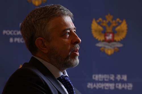 El embajador de Rusia ante Corea del Sur, Georgy Zinoviev, habla durante una entrevista con la Agencia de Noticias Yonhap, el 6 de febrero de 2024, en la Embajada de Rusia, en Seúl.