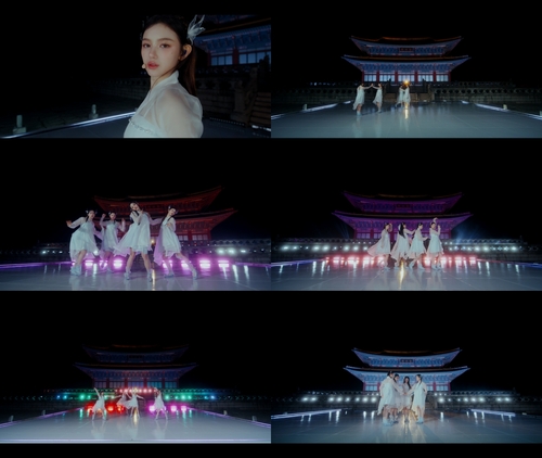 La imagen compilada, proporcionada, el 16 de mayo de 2024, por ADOR y KBS, muestra al grupo femenino de K-pop NewJeans interpretando su canción "Cool With You", en Geunjeongjeon, la sala principal del palacio Gyeongbok, en Seúl. (Prohibida su reventa y archivo)