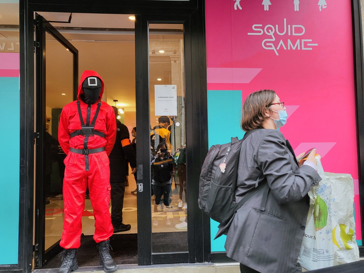 File d'attente devant le magasin éphémère «Squid Game» à Paris, le dimanche 3 octobre 2021. 