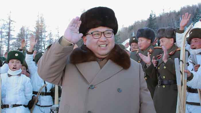 El líder norcoreano observa un ejercicio de artillería contra Corea del Sur