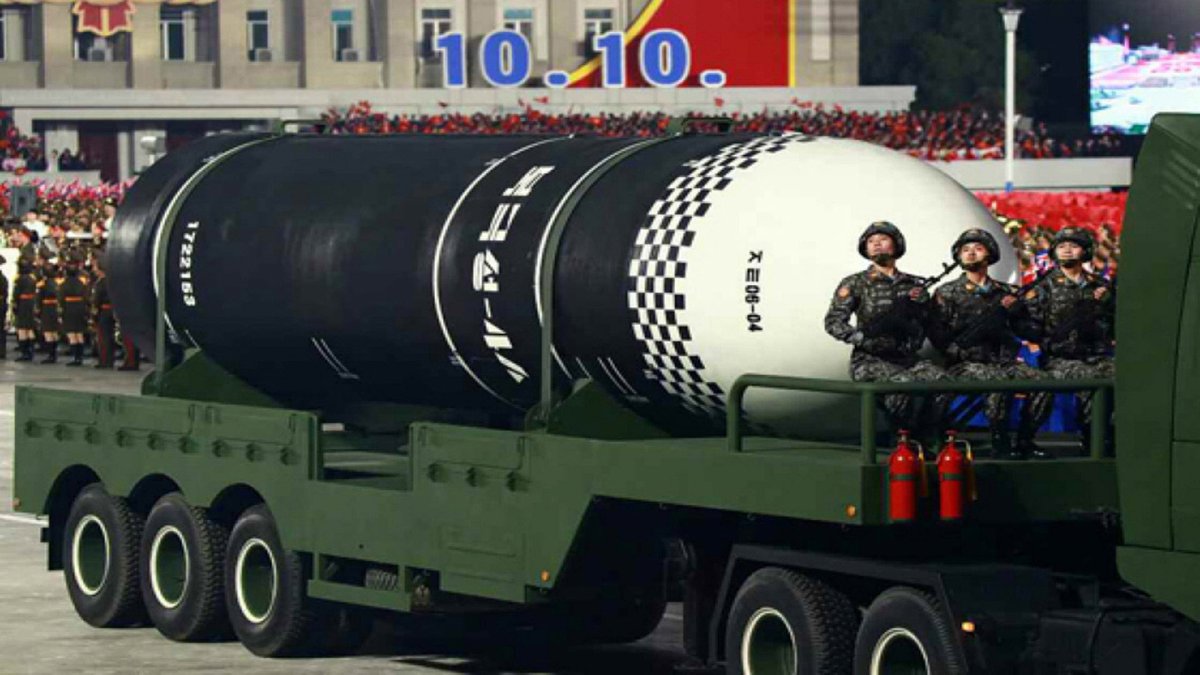 북한, 덩치 커진 신형 ICBM·SLBM 깜짝 공개