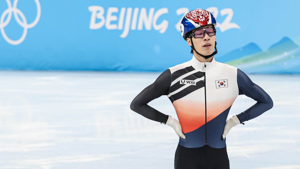El surcoreano Hwang Dae-heon es descalificado de las semifinales de 500 m de patinaje sobre pista corta