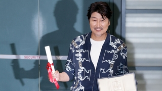 El premiado a mejor actor en Cannes Song Kang-ho regresa a casa con una bienvenida triunfal