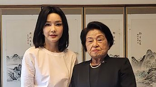 La primera dama visita a la viuda del expresidente Chun