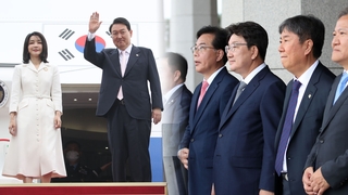 윤대통령 첫 순방길 환송한 권성동…이준석은 불참