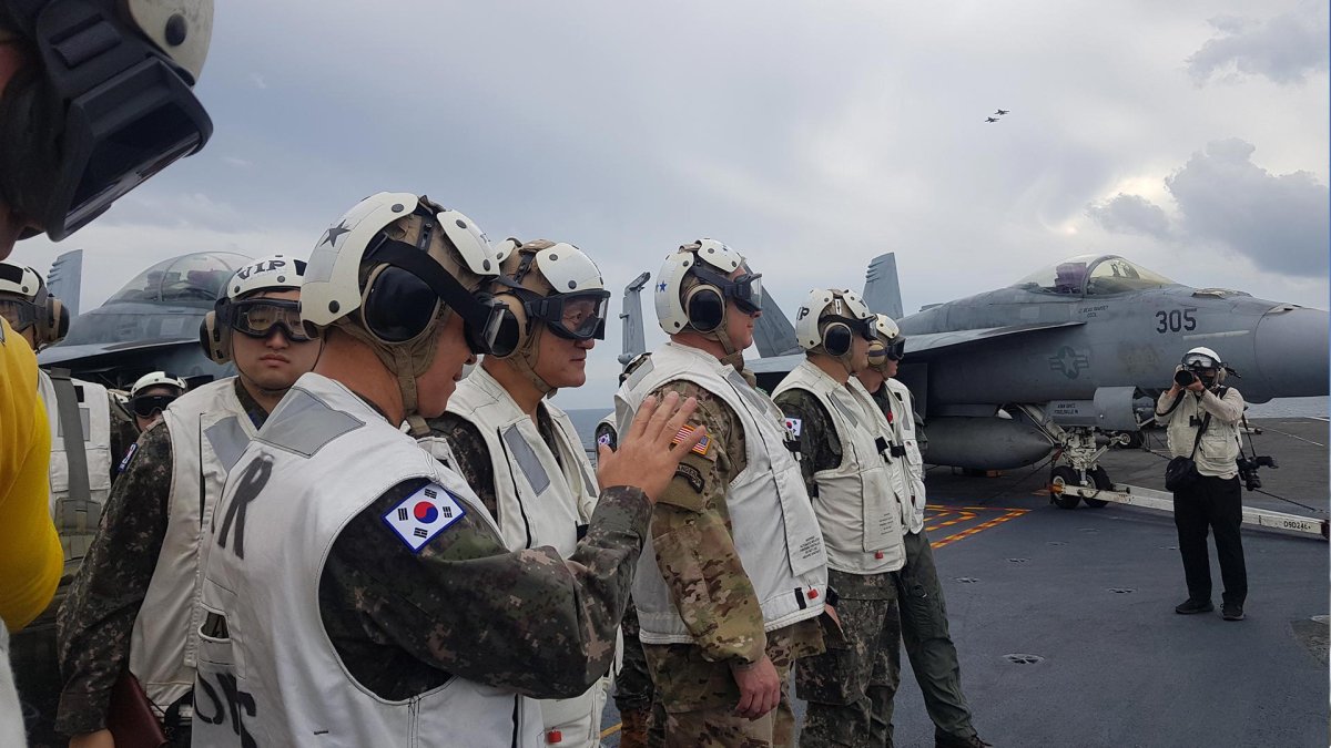 Los oficiales militares de alto rango de Seúl y Washington visitan un portaaviones estadounidense
