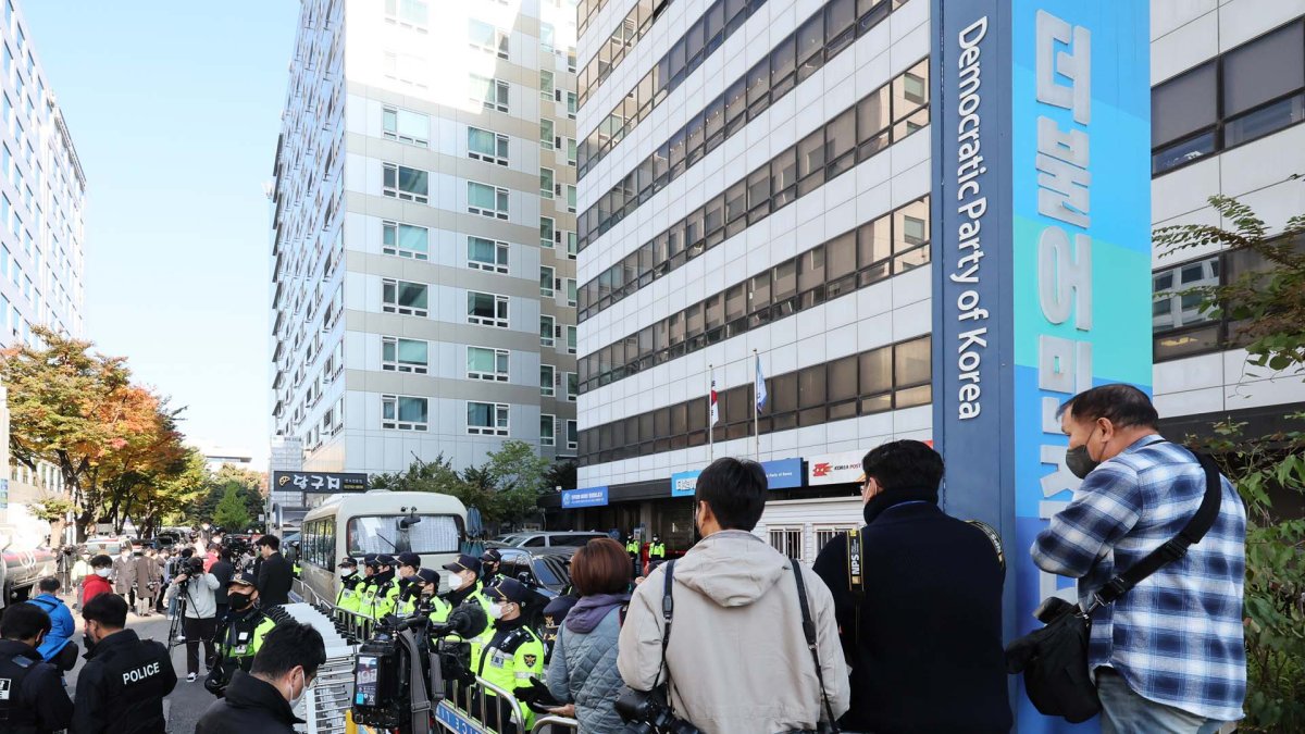 검찰, 민주연구원 압수수색 재시도…민주당사 8층 진입